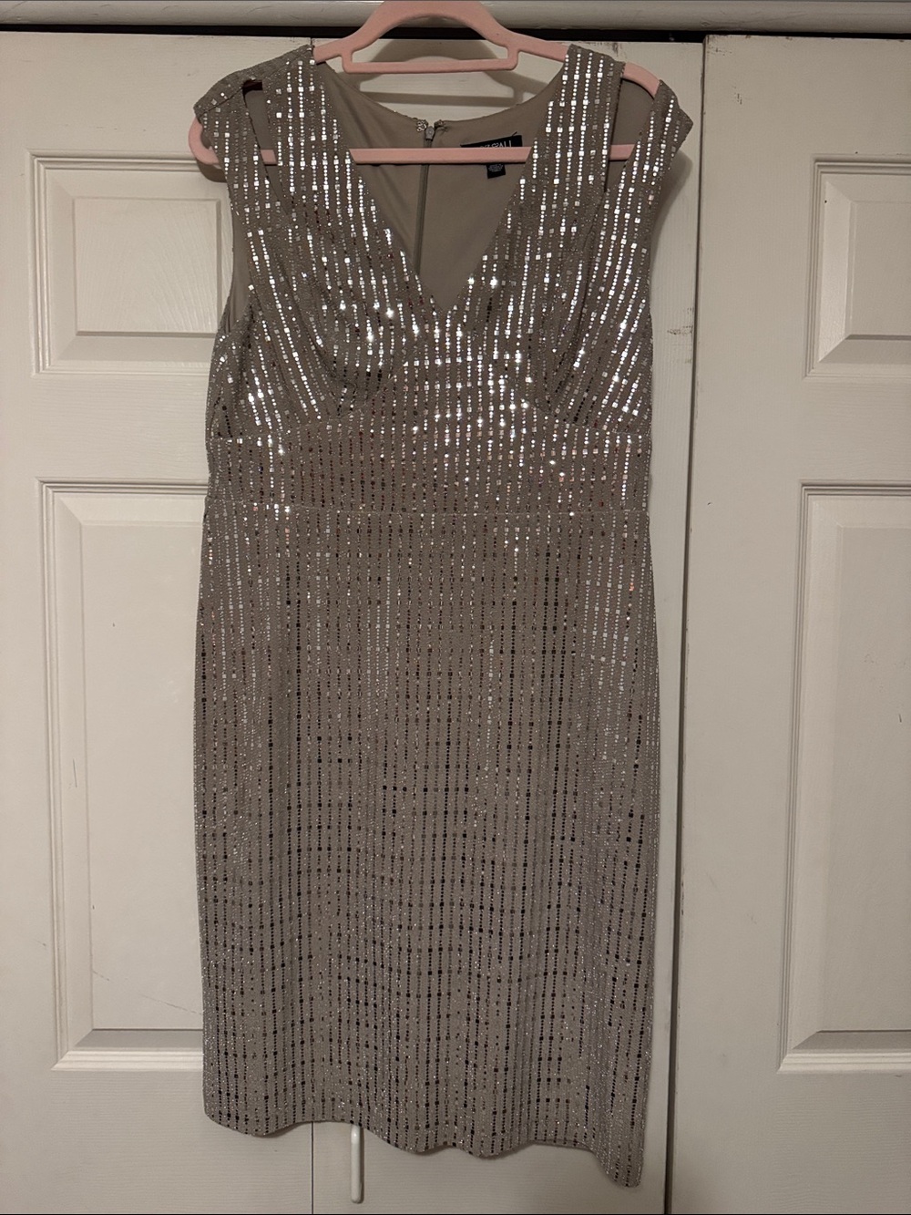Roz & Ali Sleeveless Sequin V-Neck Midi Dress in Champagne